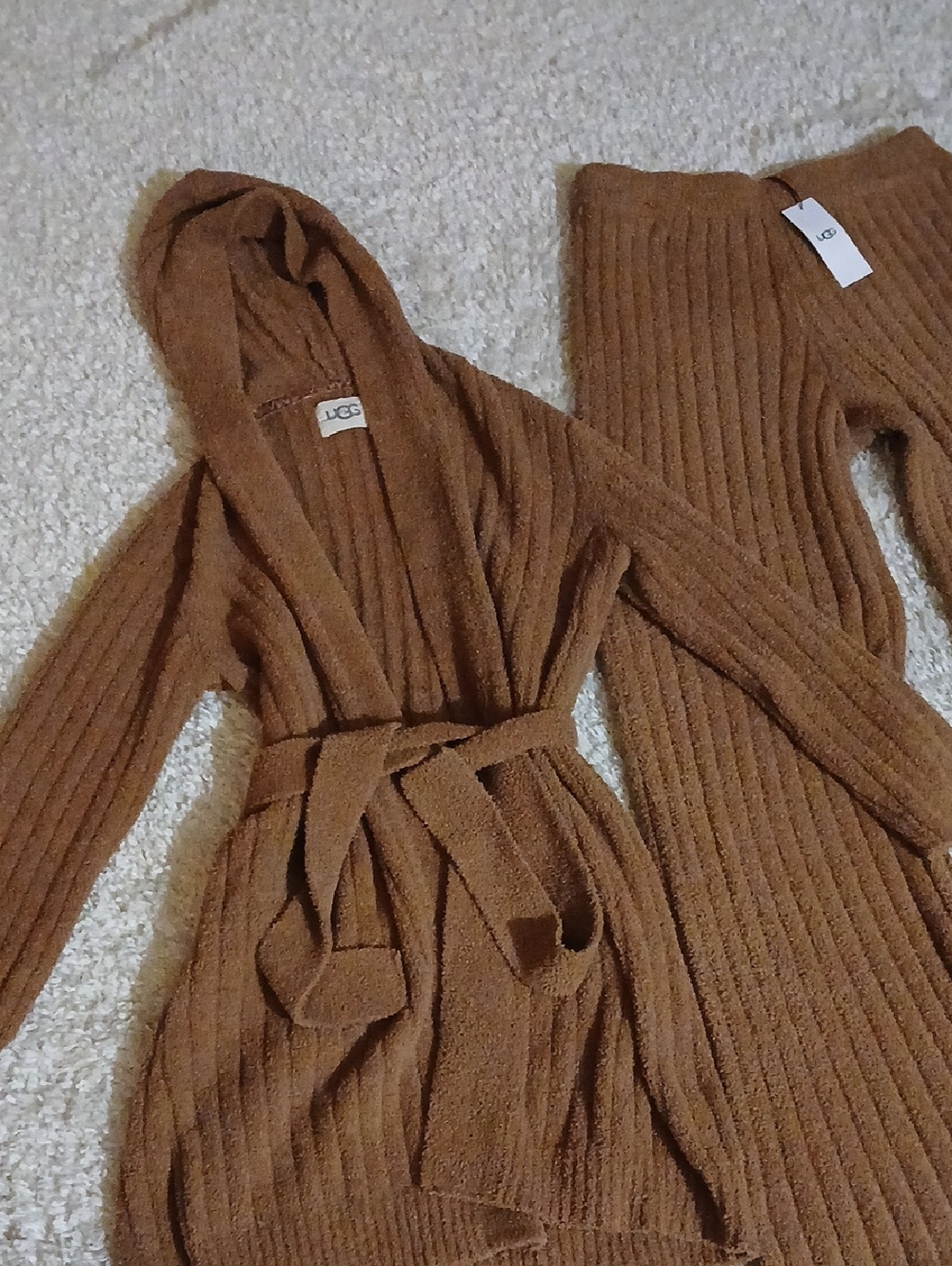 UGG LOUNGE SET (PLEASE READ DESCRIPTION) - Picture 4 of 9